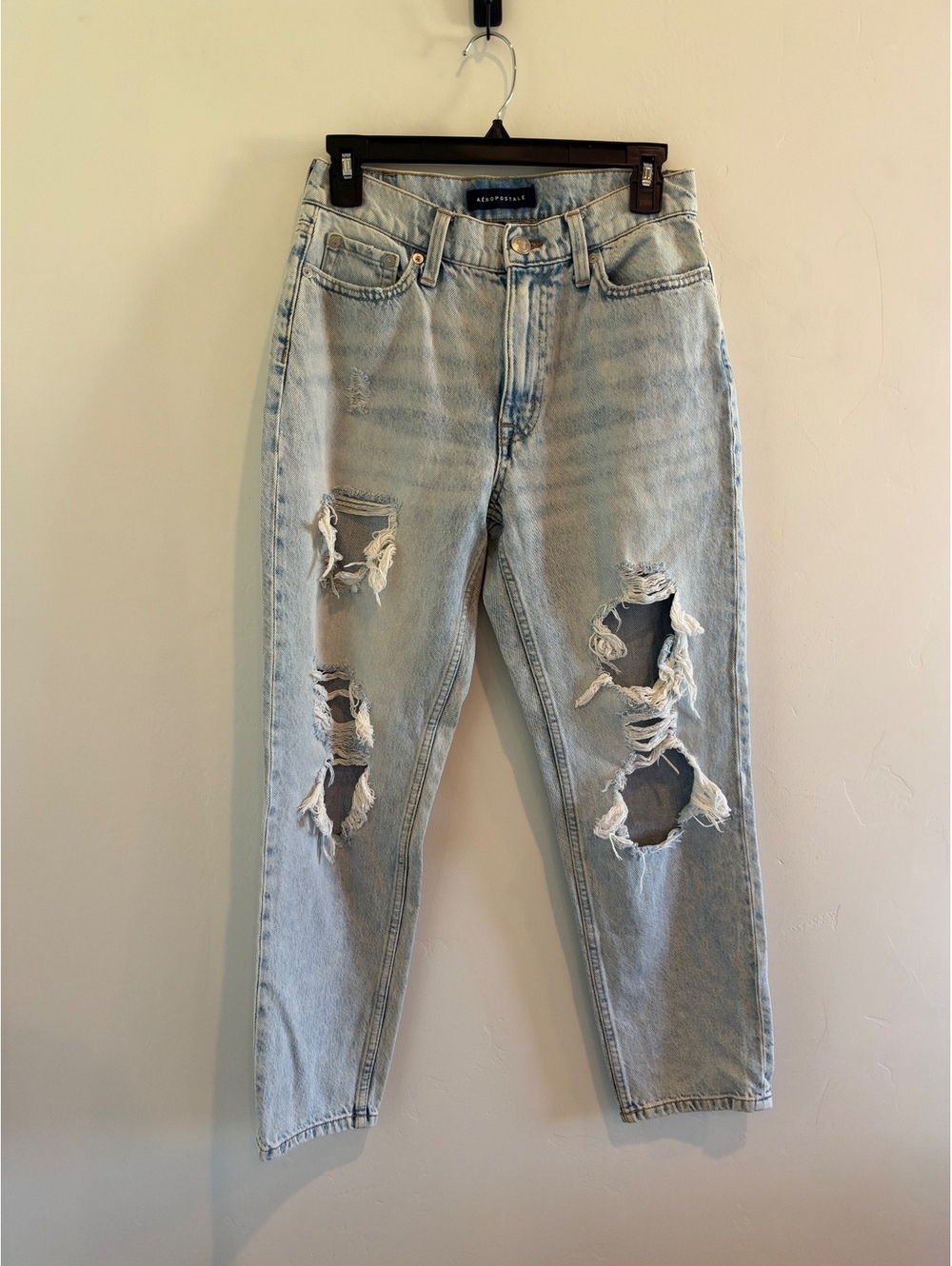 Aeropostale Women’s Size 2 Mom Jean Light Wash Distressed Ripped High Rise Denim